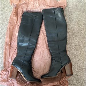 Warm Comfortable heel/slight cut out in back makes for easy wear/walking/sit
